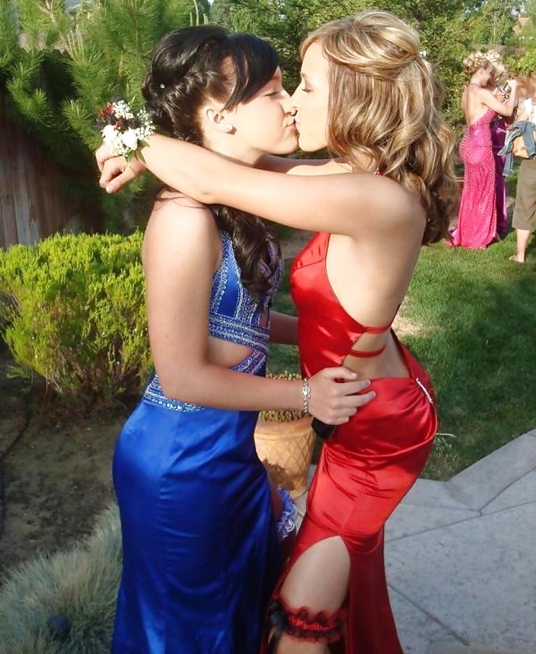 Chicas besando chicas
 #38666520