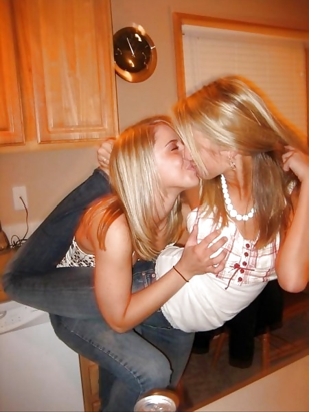 Chicas besando chicas
 #38666634