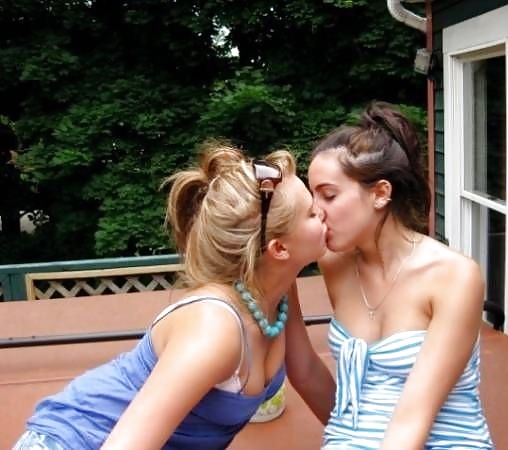 Chicas besando chicas
 #38666649