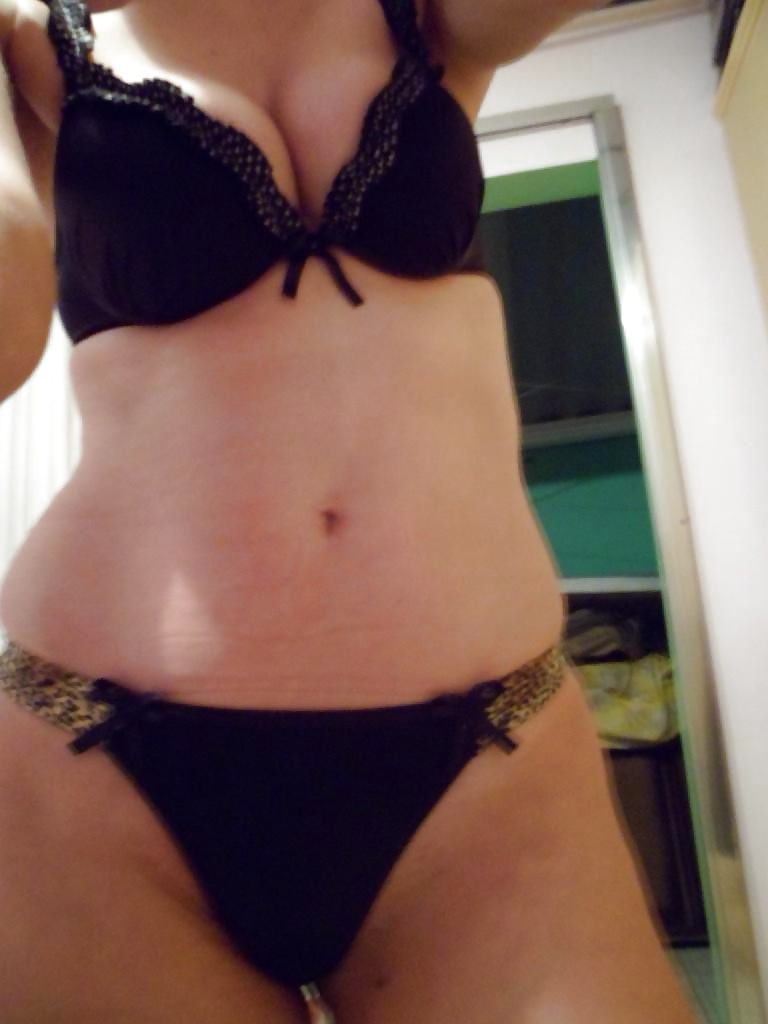 Amateur Femme Rasé Pose Nue. Elle A Une Chatte Gonflée! #28423008