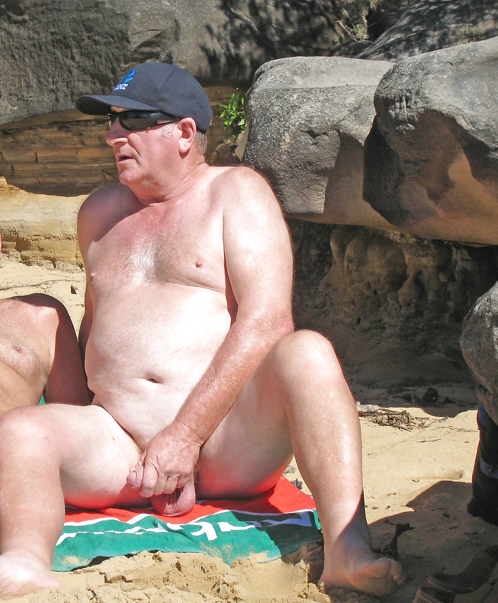 Nat e howard hanno una giornata divertente in una spiaggia nuda
 #28106105