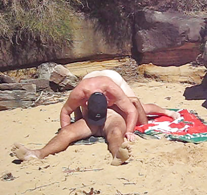 Nat e howard hanno una giornata divertente in una spiaggia nuda
 #28106129