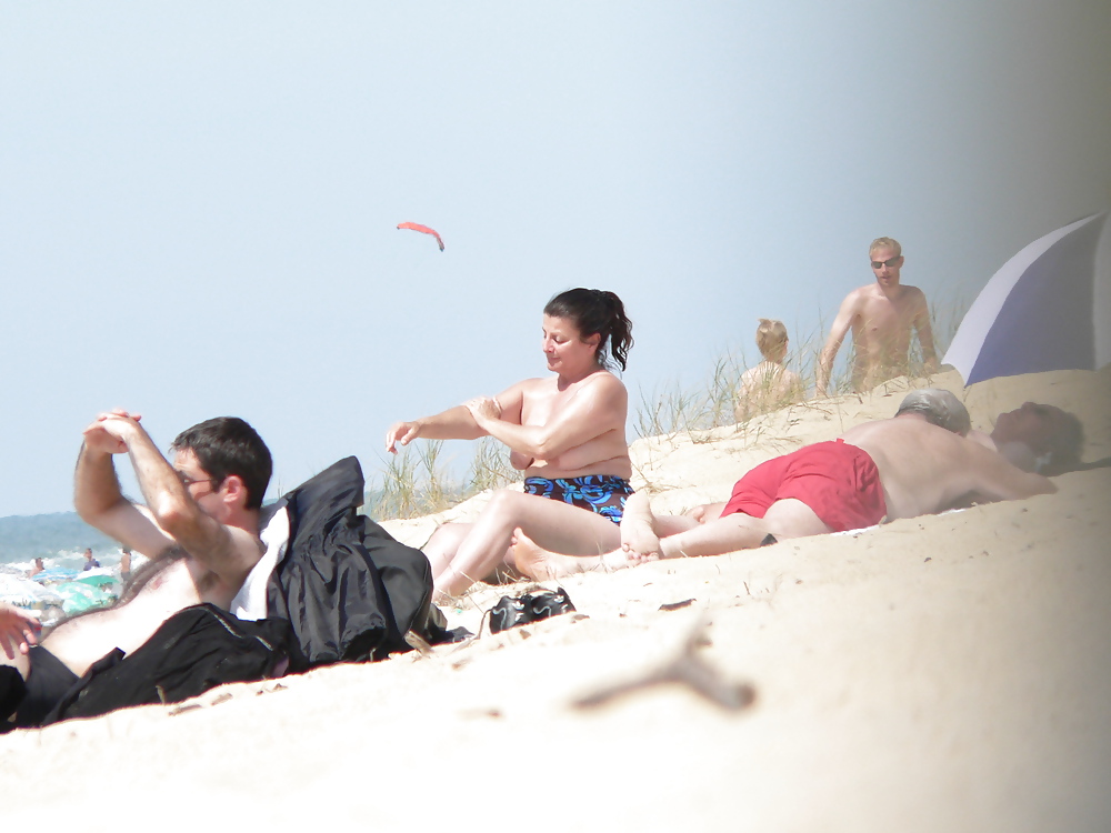 Mollig Strand Oben Ohne Brünett #25477714