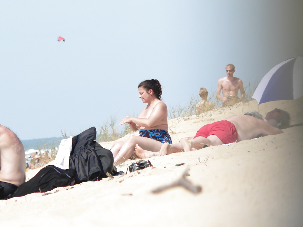 Mollig Strand Oben Ohne Brünett #25477752