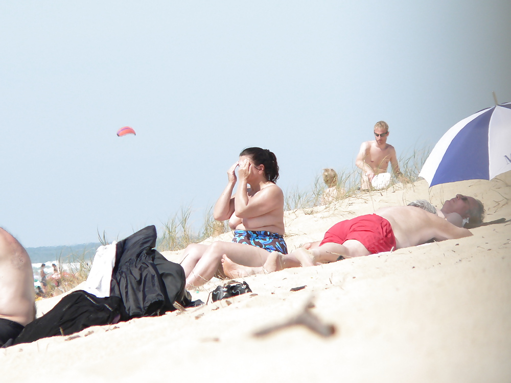 Mollig Strand Oben Ohne Brünett #25477775