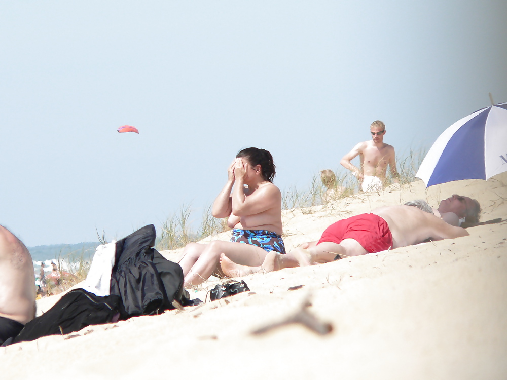 Mollig Strand Oben Ohne Brünett #25477781