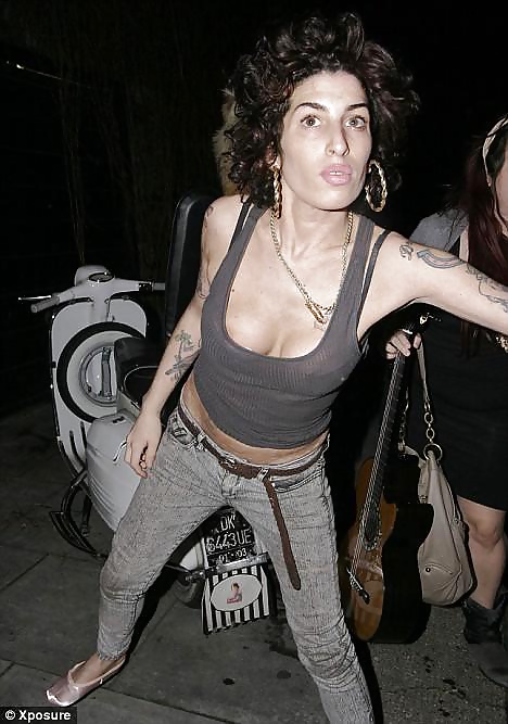 Amy winehouse
 #35002137