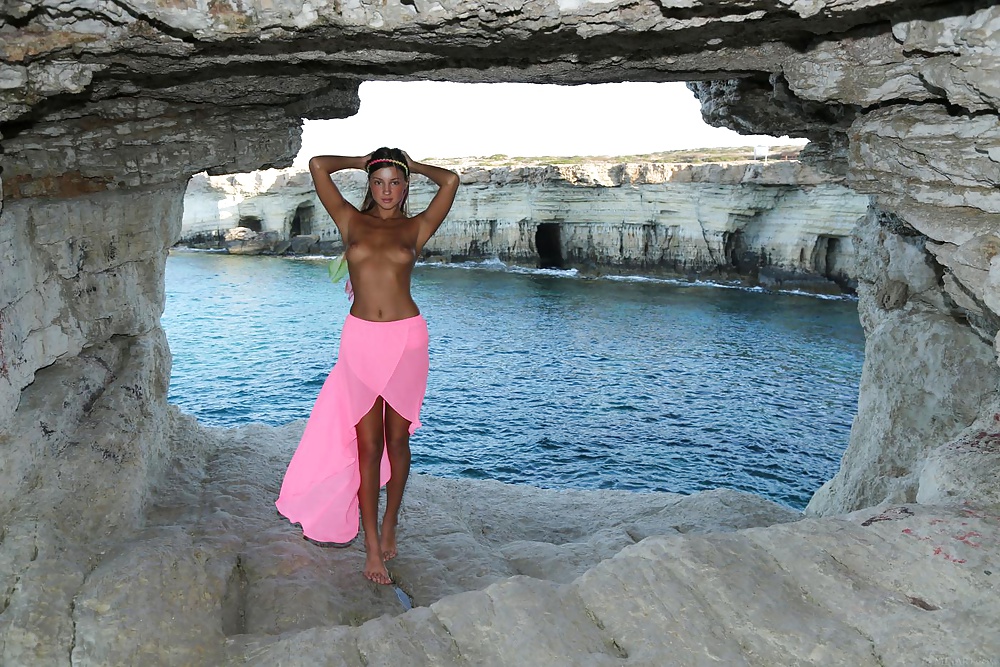 Desnudo al aire libre por el mar
 #34068130