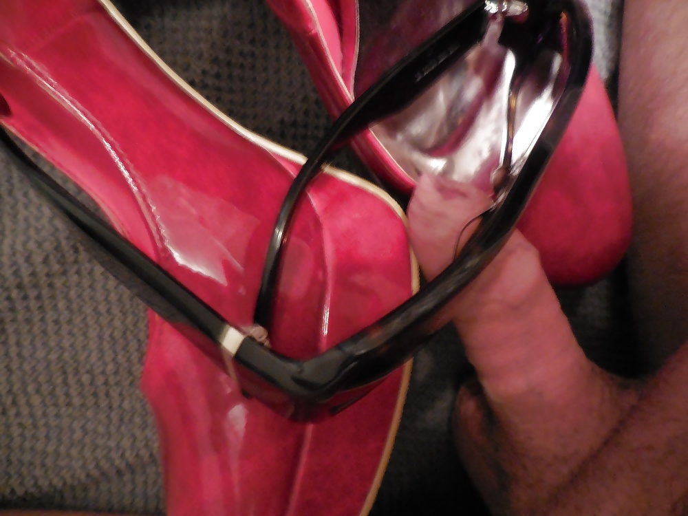 Big cumshot on her red High Heels and her sunglasses #39615088