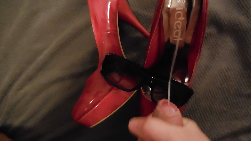 Big cumshot on her red High Heels and her sunglasses #39615117