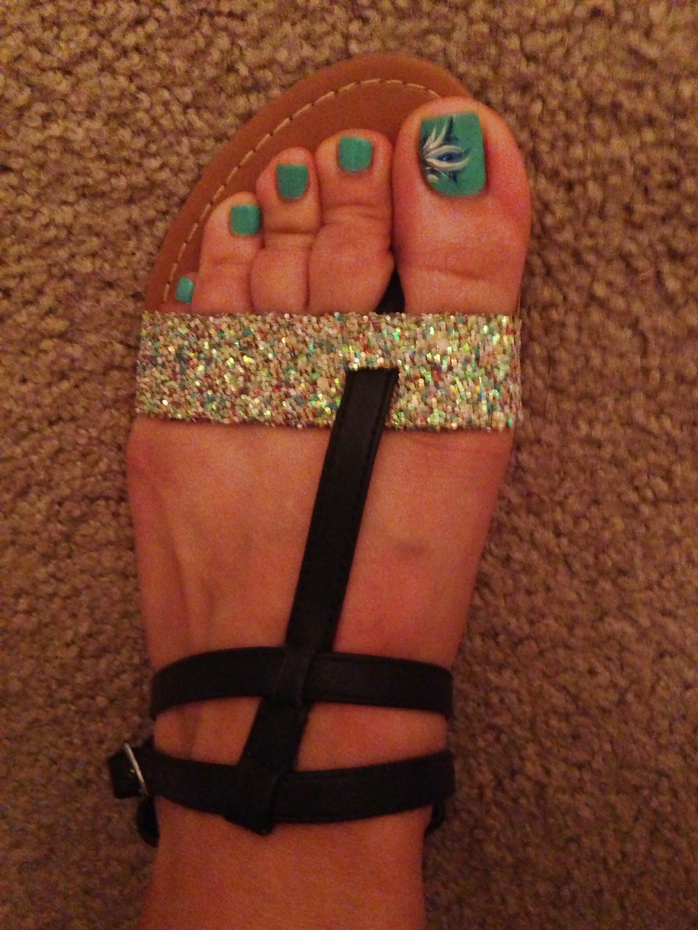 Exótico asiático dedos de los pies en las sandalias
 #25709031