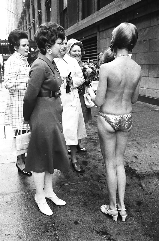 Acción topless en nueva york 1971-año
 #40231652
