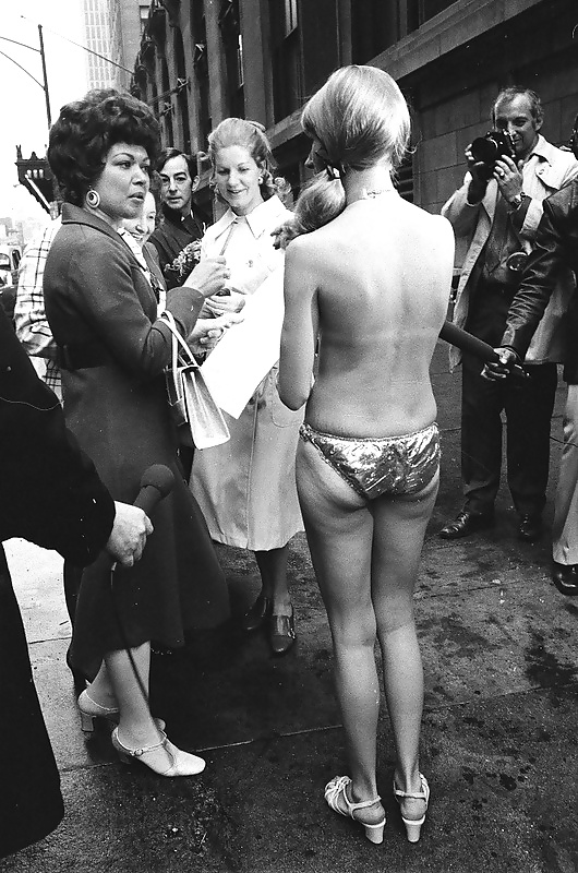 Acción topless en nueva york 1971-año
 #40231659