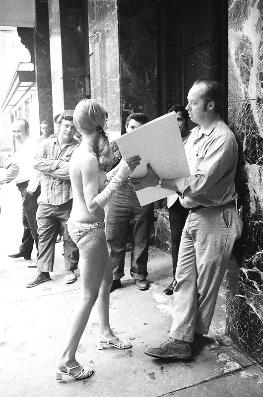 Acción topless en nueva york 1971-año
 #40231686