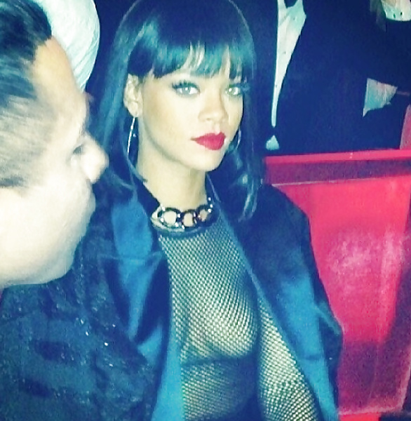 Rihanna: capezzoli see-through fishnet Parigi 2014 - ameman
 #35270602