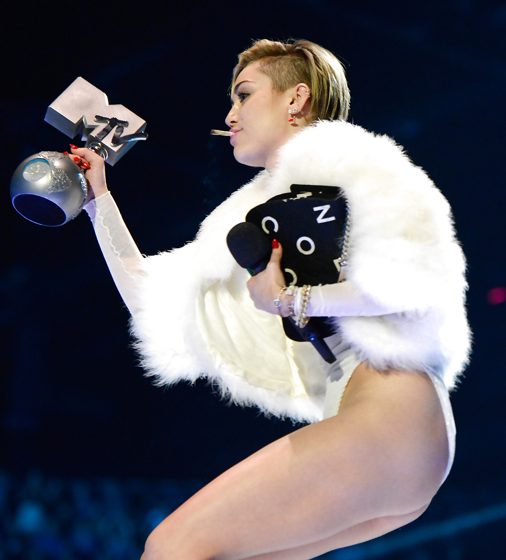 Miley Cyrus - Cameltoe Parfait Si Chaud #24956848