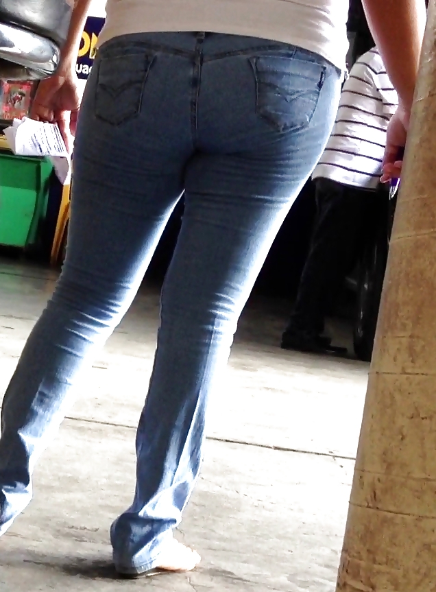 Una gordita en un taller mecanico
 #37009990