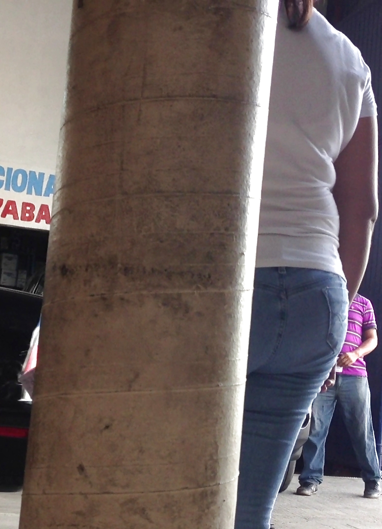 Una gordita en un taller mecanico #37010001