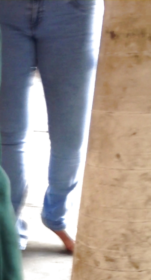 Una gordita en un taller mecanico #37010005