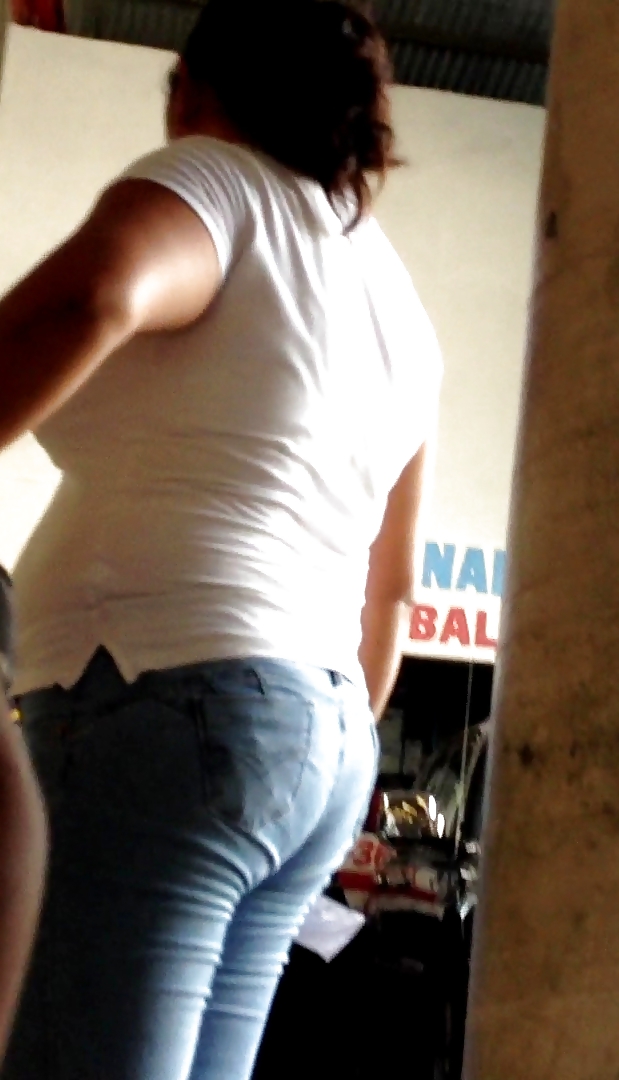 Una gordita en un taller mecanico #37010008