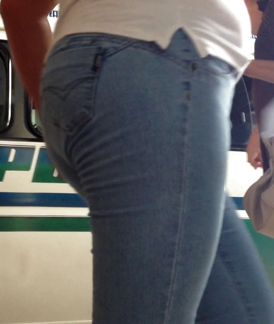 Una gordita en un taller mecanico #37010012