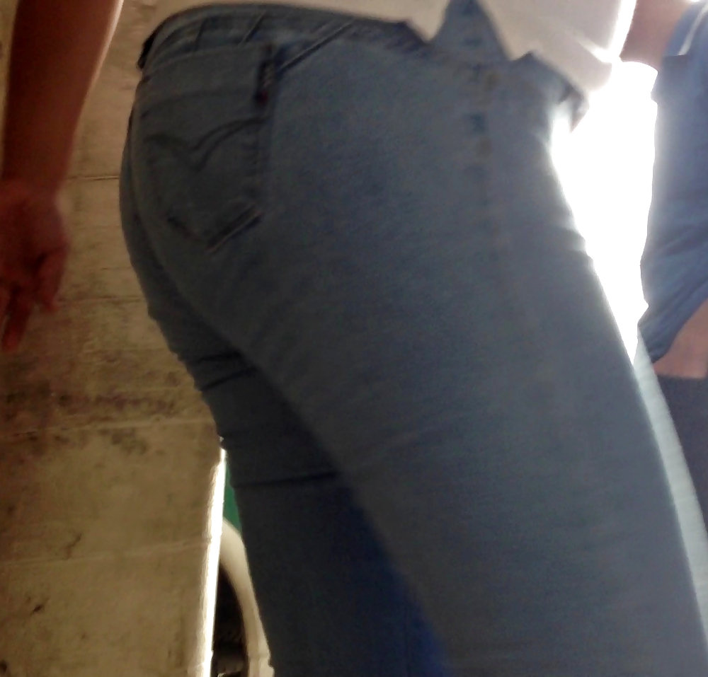 Una gordita en un taller mecanico #37010017