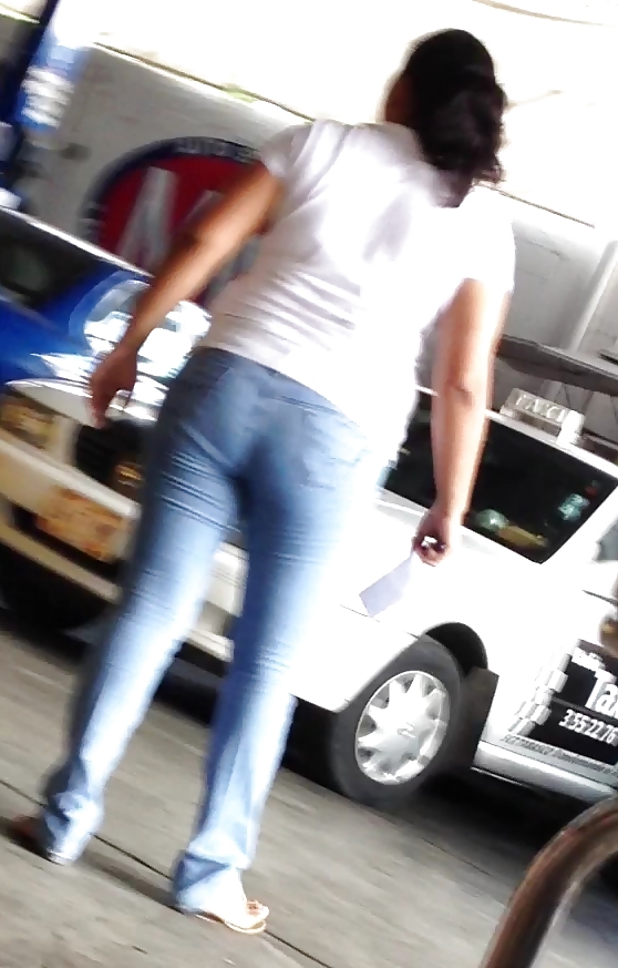 Una gordita en un taller mecanico #37010020