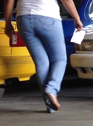 Una gordita en un taller mecanico #37010025