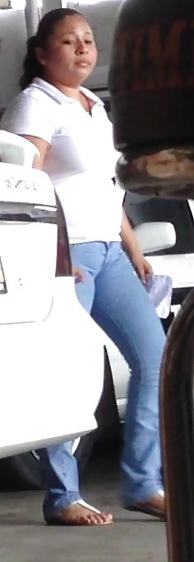 Una gordita en un taller mecanico #37010032