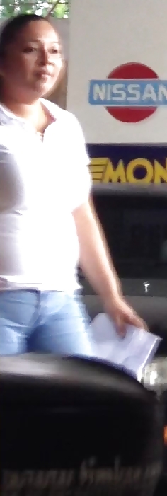 Una gordita en un taller mecanico #37010035