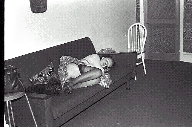 La Jeune Femme Commence 1970 Posant #31637036