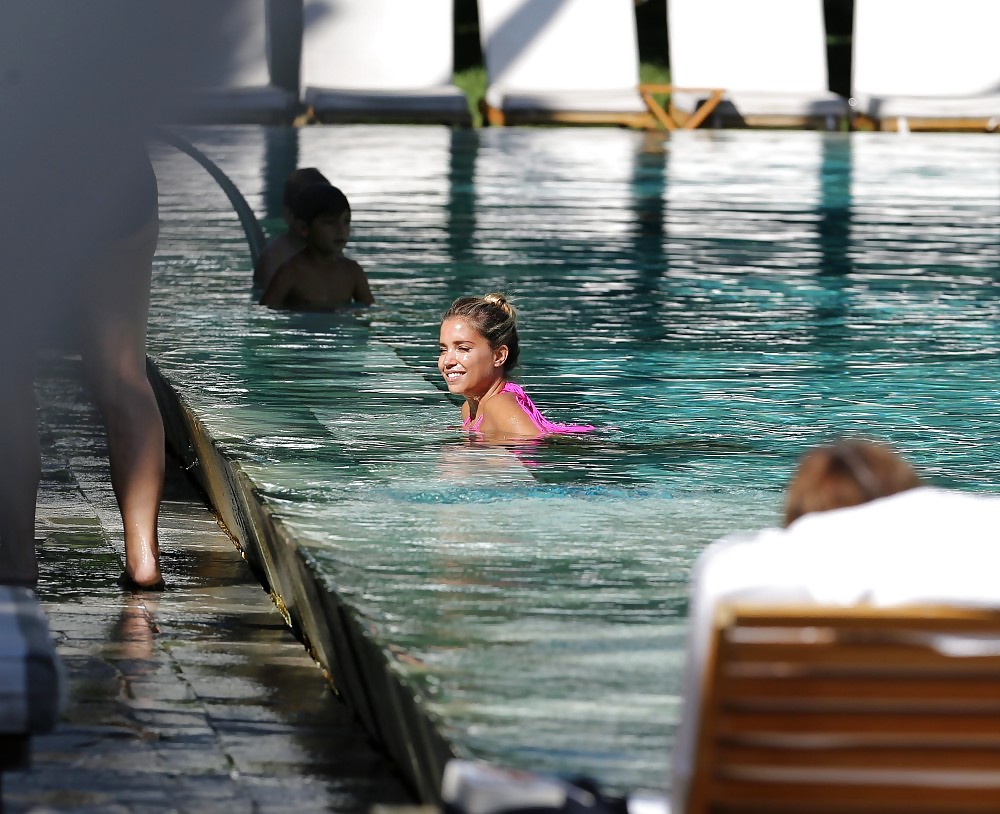 Spiaggia pics2 da sylvie van der vaart miami ottobre 2013
 #24300032