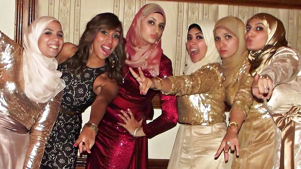Enticing arab hijab lady - sequence