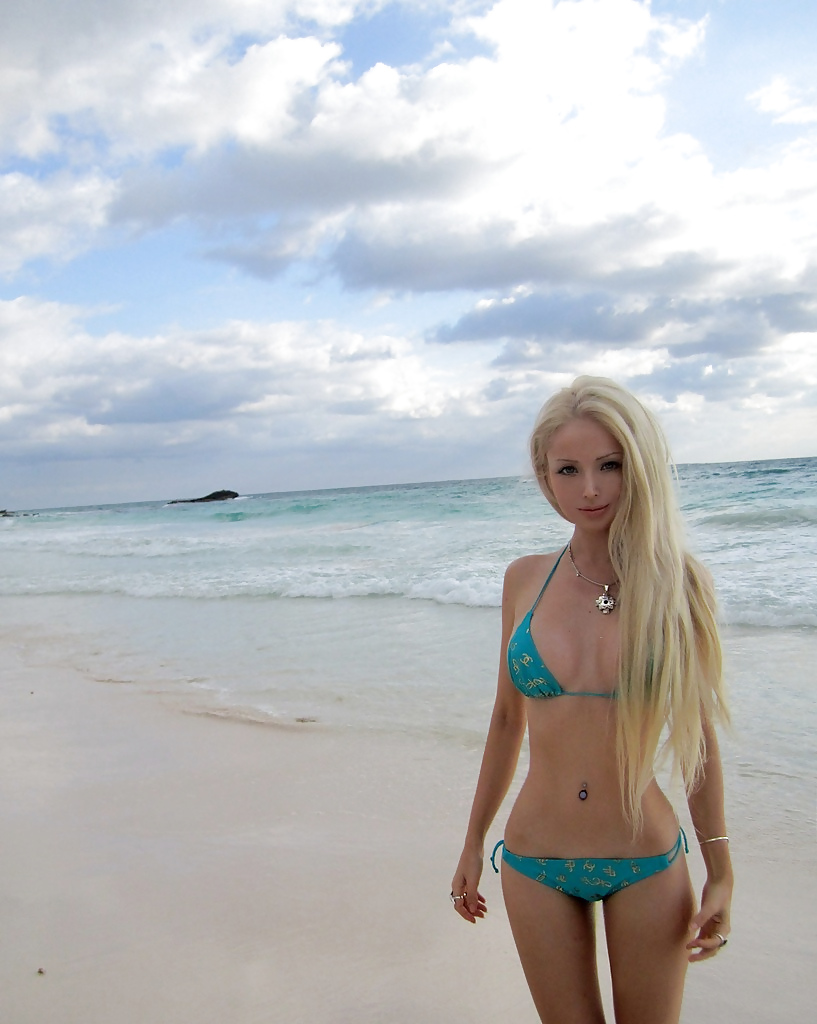Eine Puppe Barbie Ist Es Oder Ist Es Eine Echte Live-Barbie-Puppe #23062957