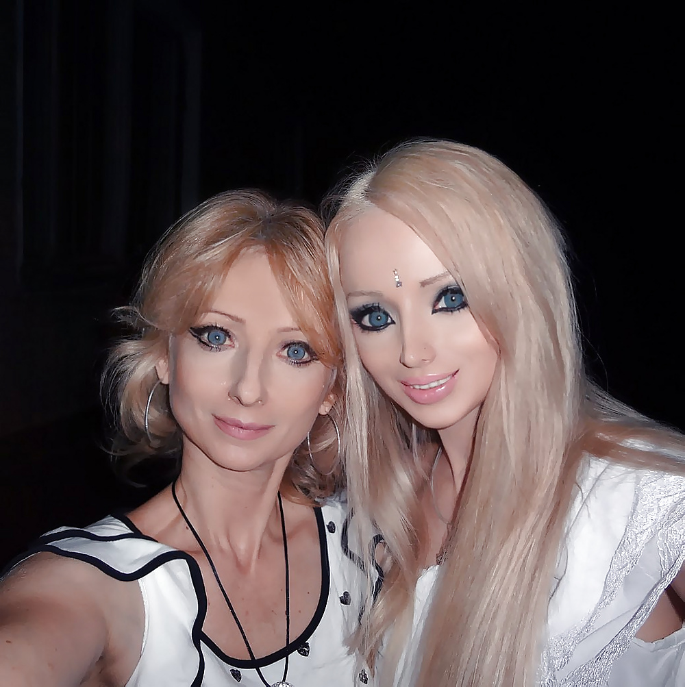 Eine Puppe Barbie Ist Es Oder Ist Es Eine Echte Live-Barbie-Puppe #23063073