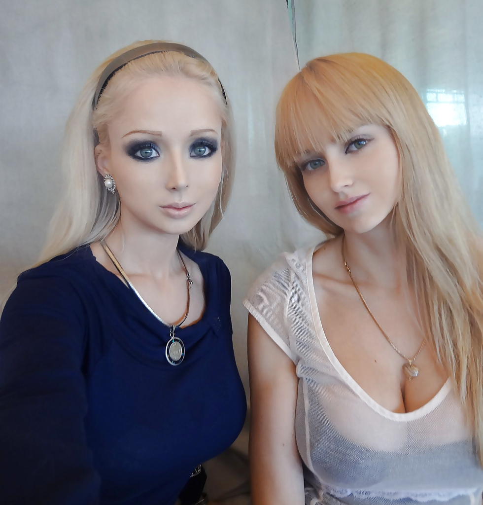 Eine Puppe Barbie Ist Es Oder Ist Es Eine Echte Live-Barbie-Puppe #23063116