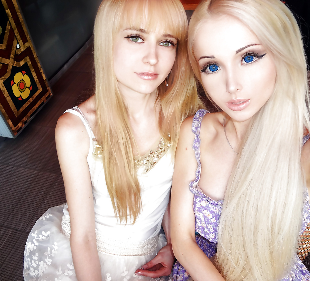 Eine Puppe Barbie Ist Es Oder Ist Es Eine Echte Live-Barbie-Puppe #23063175