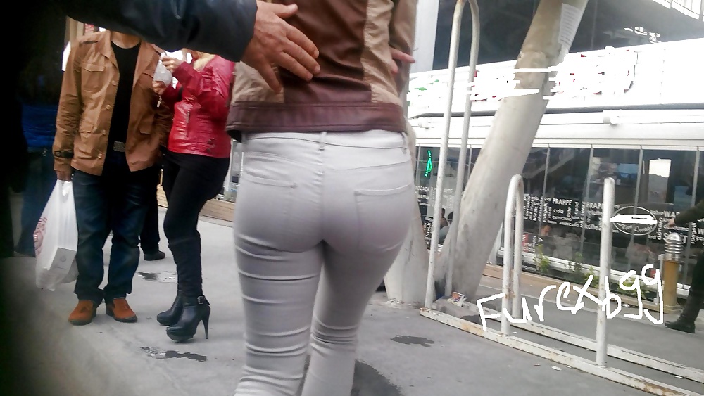 Turco sarisin citir kot adeta gotune yapismis
 #26254085