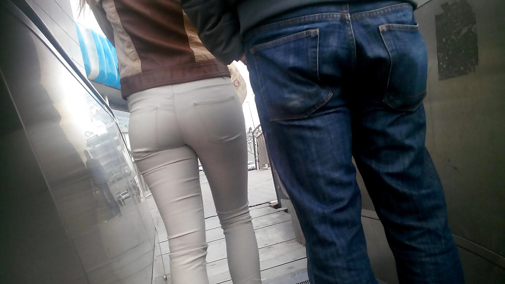 Turco sarisin citir kot adeta gotune yapismis
 #26254106