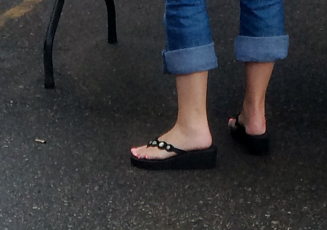 Candid feet and toes #28100993