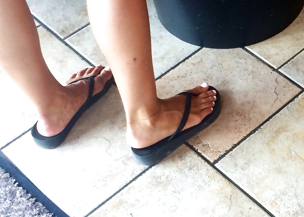 Candid feet and toes #28101027