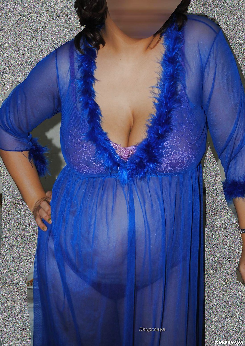 ブルーのナイトドレスを着たデシガール
 #25371962