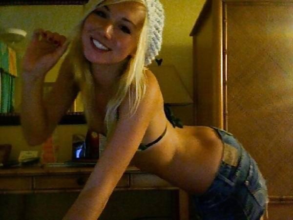 Blond Teen Girl with amazing body Selfshot 1of3 #23400904