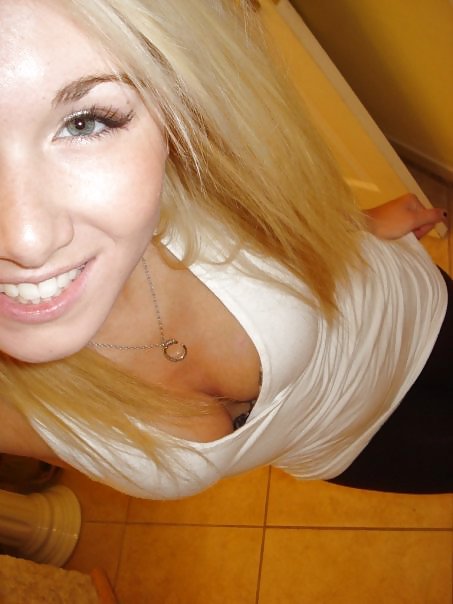 Blonde jeunee Avec Corps Incroyable Selfshot 1of3 #23401162