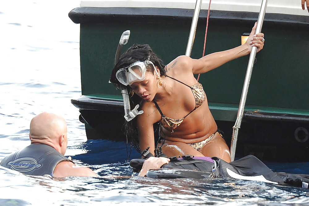 Rihanna on Yacht in Italy TIGHT FUCKABLE ASS #34498132