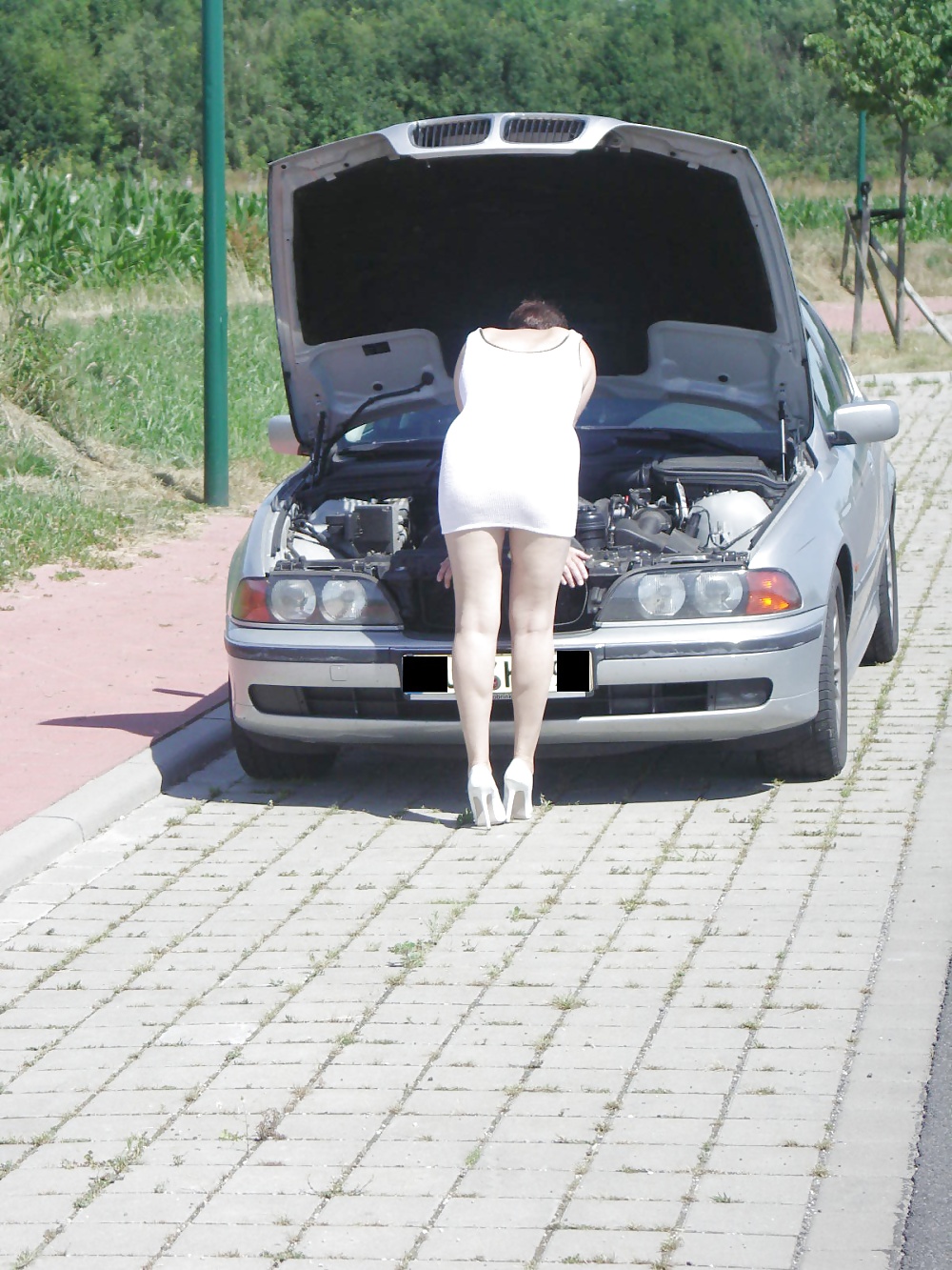 女装した女性と自動販売機
 #39444929