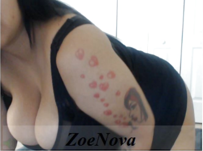Zoe Nova énorme Seins Allumeuse Clivage #40045395