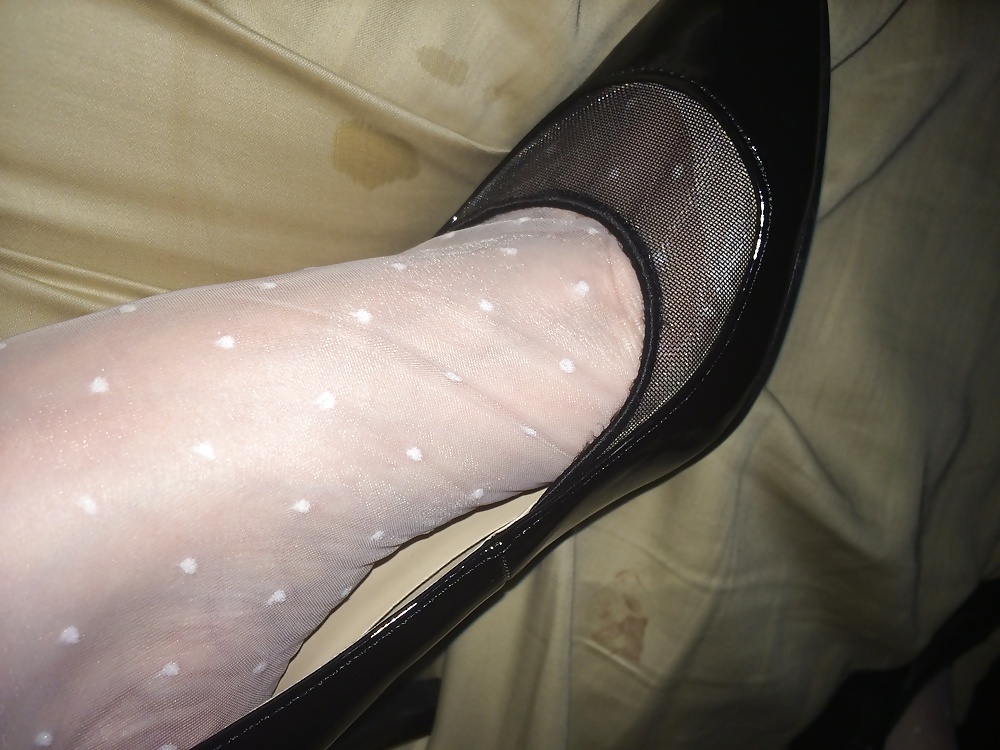 Las esposas sexy pies de nylon
 #31981108