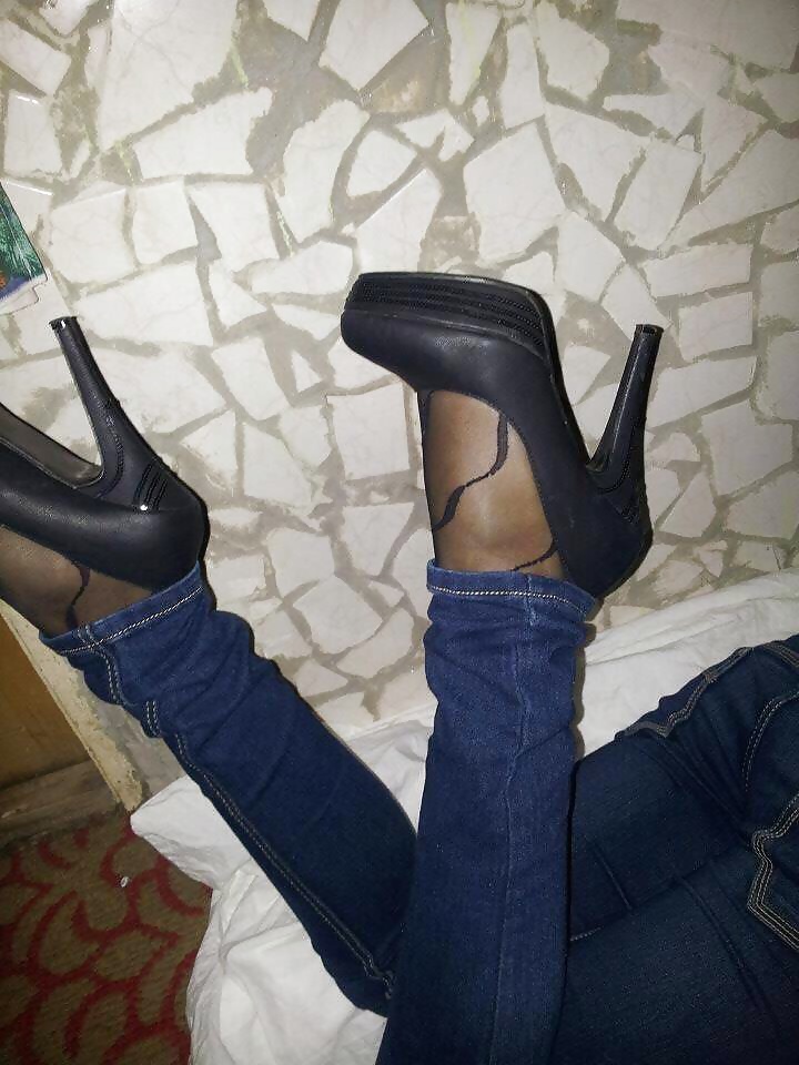 Chica amateur muestra sus pies y tacones de nylon
 #39891371