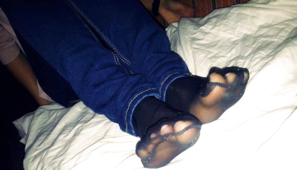 Chica amateur muestra sus pies y tacones de nylon
 #39891377